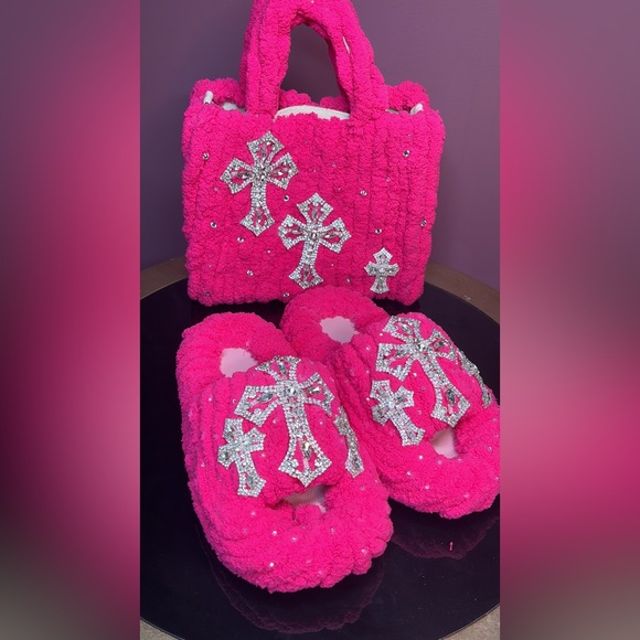 Custom made pink yarn slides and matching purse - Picture 1 of 6